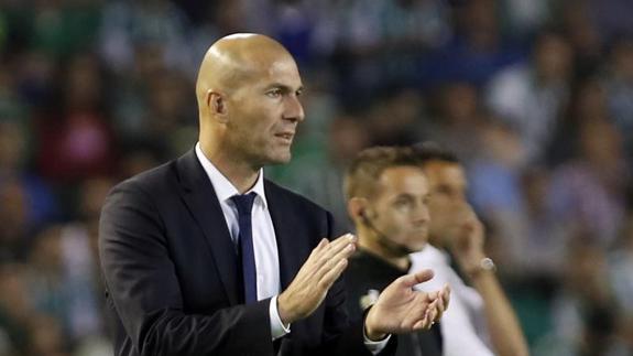 Zidane aplaude a sus jugadores en el Villamarín. 