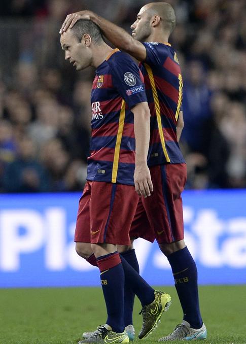 Iniesta (i) y Mascherano. 