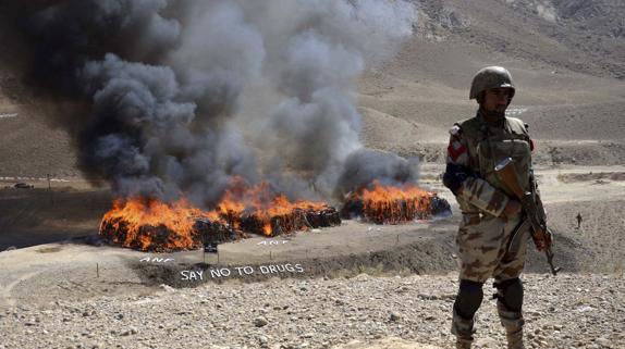 Incineración de drogas y alcohol en Pakistán.