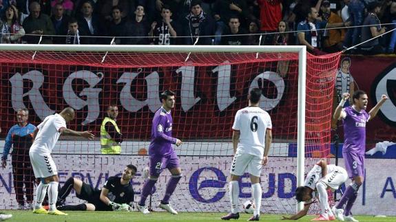 El portero de la Cultural, batido por un compañero en el 0-1. 