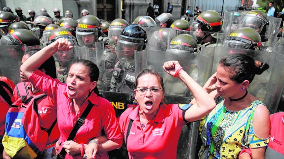 Simpatizantes de Maduro protestan en las calles de Caracas