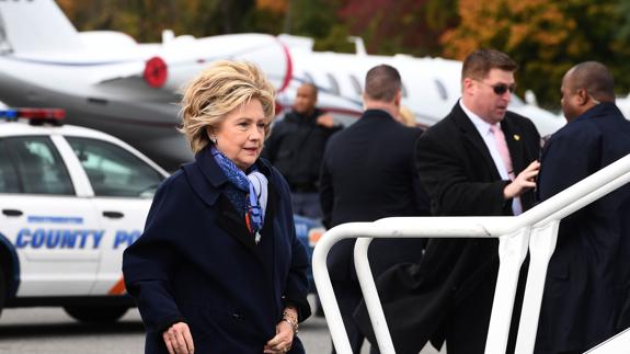 Clinton junto a personal del Servicio Secreto