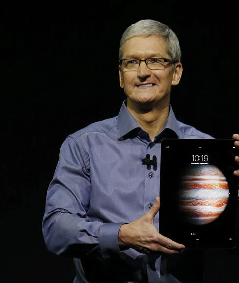 Tim Cook, con el iPad Pro.