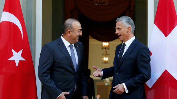 El ministro de Exteriores turco, Mevlut Cavusoglu (i), es recibido por su homólogo suizo en Kehrsatz.
