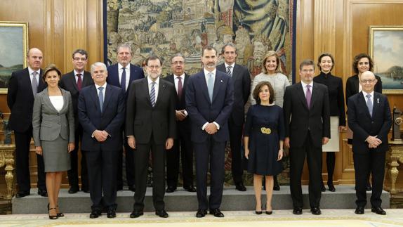 Foto de familia tras jurar el cargo ante el Rey.