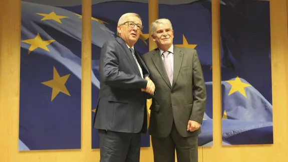 Juncker posa junto al nuevo ministro de Exteriores español, Alfonso Dastis