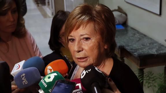 Celia Villalobos tras una reunión de la Comisión del Pacto de Toledo