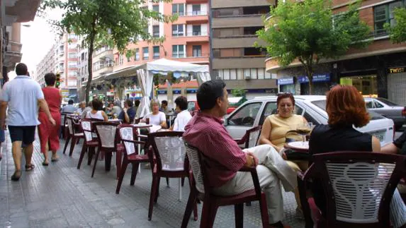 Varias personas en una terraza de un restaurante.