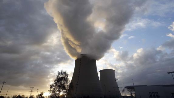 Humo saliendo de una planta nuclear en Francia.