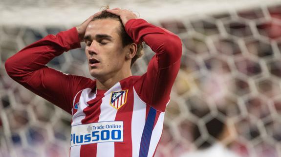 Griezmann se lamenta ante el Madrid. 