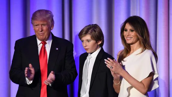 Donald Trump, junto a su hijo, Barron, y su esposa, Melania.