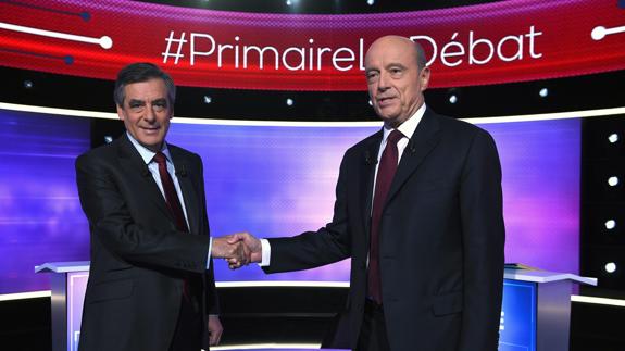 François Fillon y Alain Juppé se saludan al comienzo del debate. 