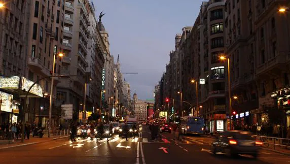 Carmena cierra el centro de Madrid al vehículo privado por Navidad