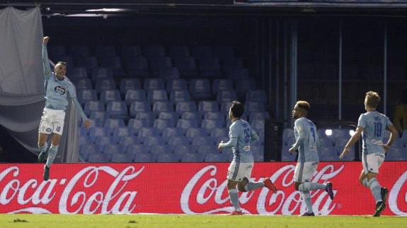 Iago Aspas celebra con un salto su gol al Granada. 