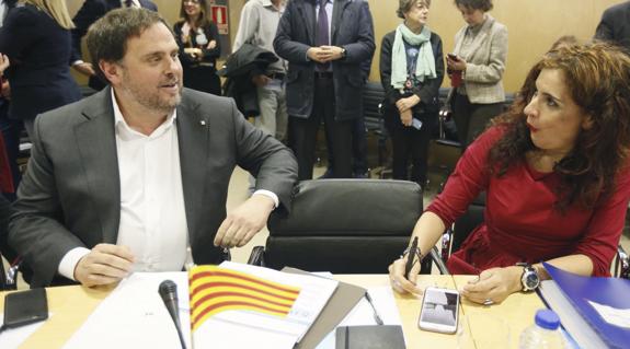 Junqueras (i), junto a la consejera de Hacienda y Administración Pública de Andalucía, María Jesús Montero (d). 