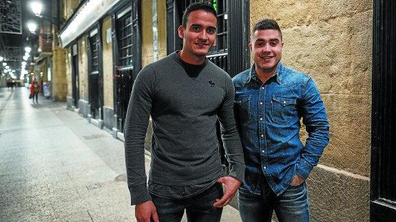 Williams Sciacca y Eneko Moro, en la cervecería de la que salieron la noche que rescataron a la niña.