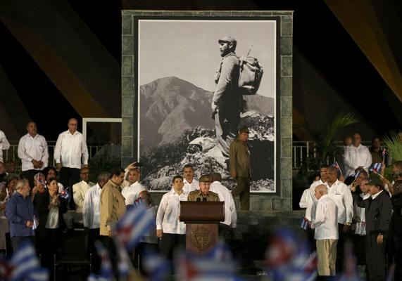 Raúl Castro, en el último acto de despedida de su hermano. 