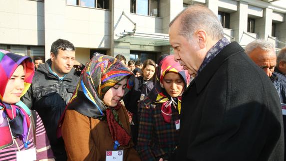 Erdogan consuela a familiares de las víctimas. 