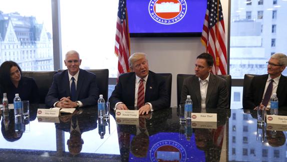 Trump preside la reunión. 