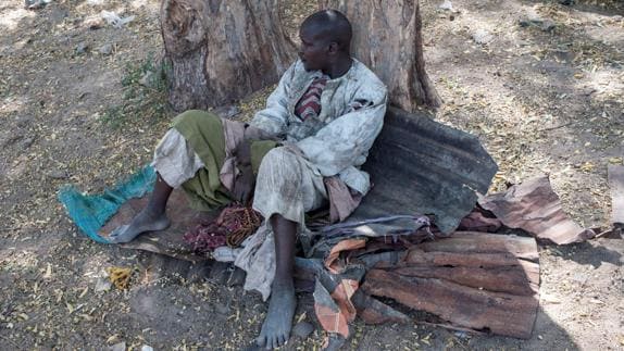 Un hombre espera para ser integrado en el campo de desplazados de Bana, en Nigeria.