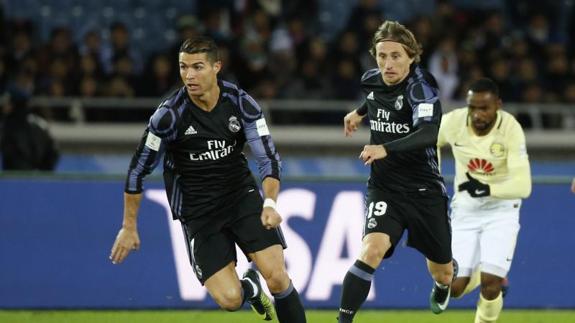 Modric (d) avanza con Cristiano Ronaldo. 