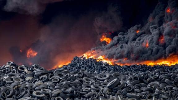 Varios neumáticos, durante el incendio de Seseña.