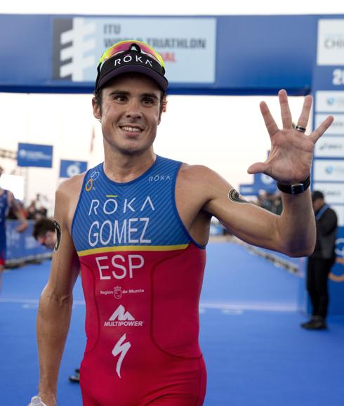 Javier Gómez Noya celebra el pentacampeonato del mundo. 