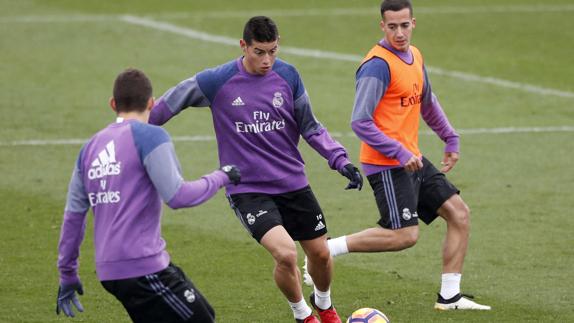 Lucas Vázquez observa a James durante un entrenamiento. 