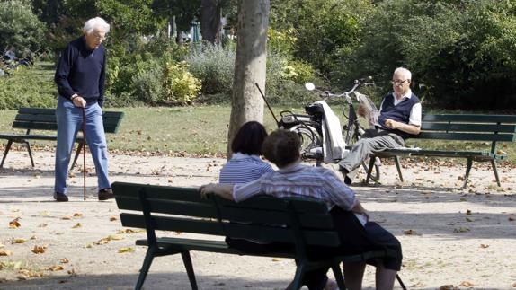 Pensionistas en un parque.