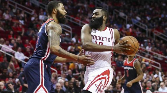 James Harden, contra los Rockets. 