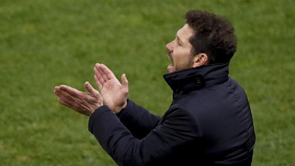 Diego Simeone aplaude a sus jugadores ante Las Palmas. 