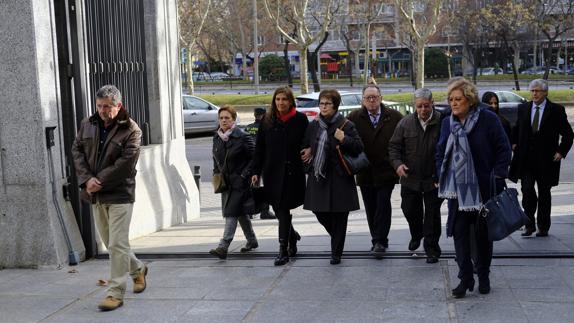 Los familiares de las víctimas del Yak-42 a su llegada al Ministerio de Defensa.