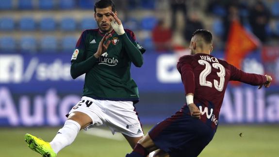 Juncá, del Eibar, disputa un balón con Javi Álamo, de Osasuna. 
