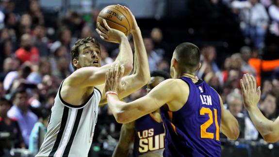 Pau Gasol lanza el balón ante la marca de Alex Len, de los Suns.