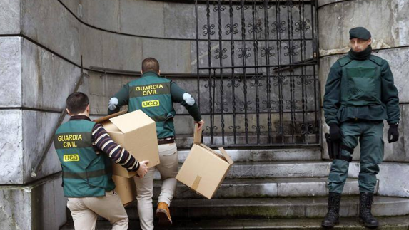 La Guardia Civil esta mañana a las puertas de la sede de UGT en Oviedo.