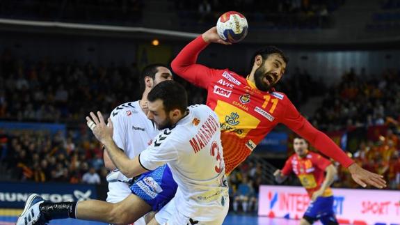 Daniel Sarmiento, en pleno lanzamiento ante Macedonia. 