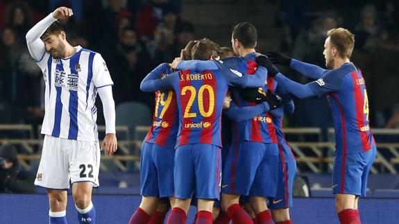 Los jugadores del Barcelona celebran el gol de Neymar. 