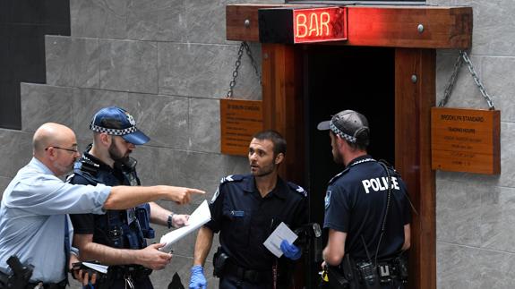 La Policía australiana, en la entrada del local en el que han ocurrido los hechos. 