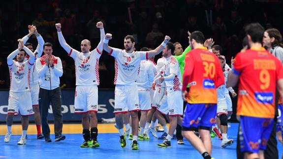 Los jugadores croatas celebran el triunfo ante la desolación de los Hispanos. 