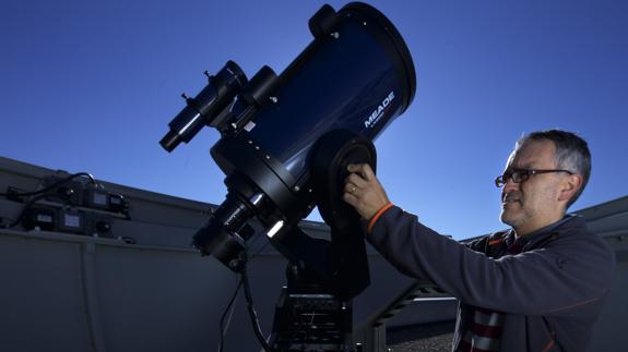 Josep Maria Trigo, con un telescopio en el Instituto de Ciencias del Espacio.