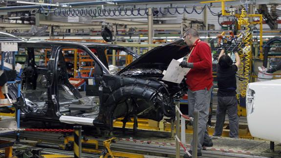 Trabajadores en una cadena de montaje de Nissan en Barcelona.