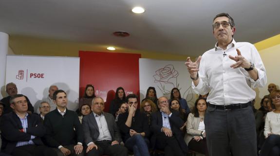 Patxi López, en un acto con militantes. 