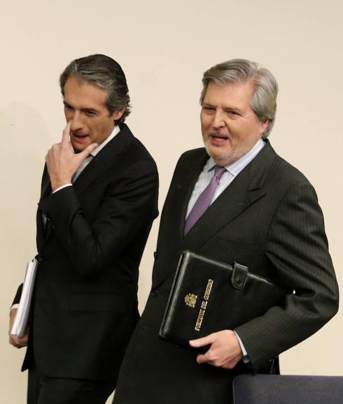 Iñigo Méndez de Vigo (d), y el ministro de Fomento, Iñigo de la Serna.