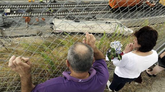 Restos del tren Alvia que descarriló en Angrois y causó la muerte a 79 viajeros.