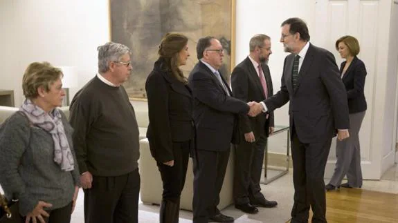 Cospedal y Rajoy saludan a los representantes de la Asociación de Víctimas del Yak-42.