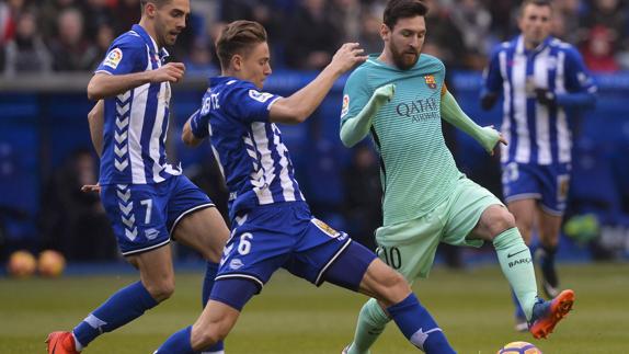 Messi conduce ante Llorente. 