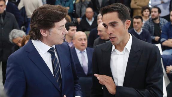 Alberto Contador habla con el secretario de Estado para el Deporte, José Ramón Lete. 