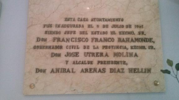 Placa del Ayuntamiento de Socuéllamos en la que figura Francisco Franco.