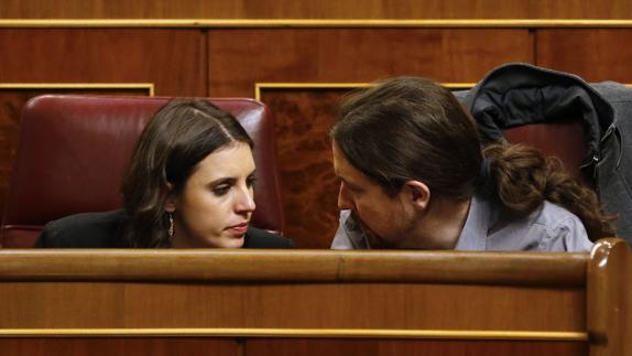 Iglesias y Montero, en sus escaños en el Congreso. 