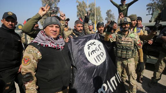 Fuerzas iraquíes celebran la conquista del aeropuerto de Mosul. 